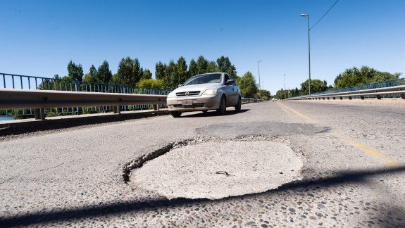 En toda la extensión del puente se pueden apreciar baches muy grandes.