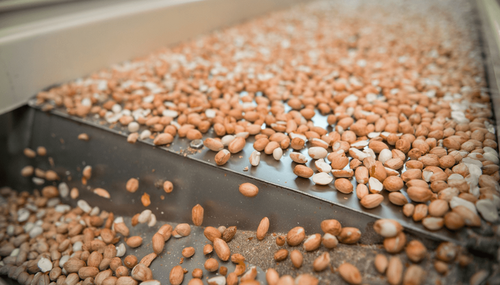 Procesamiento industrial de aceite de maní, rubro donde el país ocupa el quinto puesto mundial.