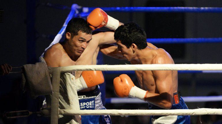 Contra las cuerdas. El Rayo dio pelea pero no convenció y cedió la corona en su primera defensa.