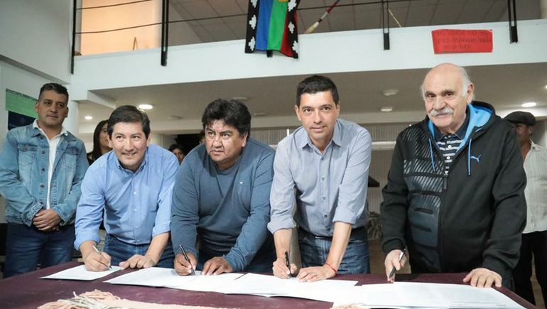 Koopmann firmó convenios con comunidades mapuches para viviendas