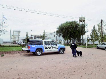 Dos internos realizaban la maniobra desde adentro del penal de Cutral Co.