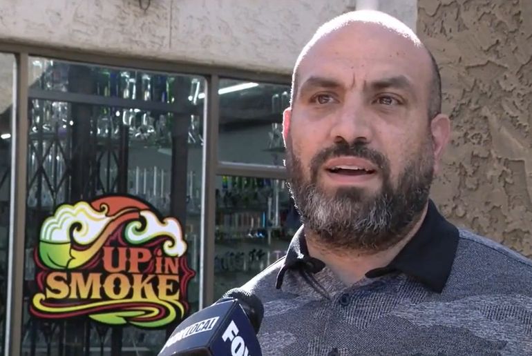 Fadi Sayed, el propietario del comercio, lamentó los daños registrados tras el impacto de la camioneta en el local. Fadi Sayed, el propietario del comercio, lamentó los daños registrados tras el impacto de la camioneta en el local.