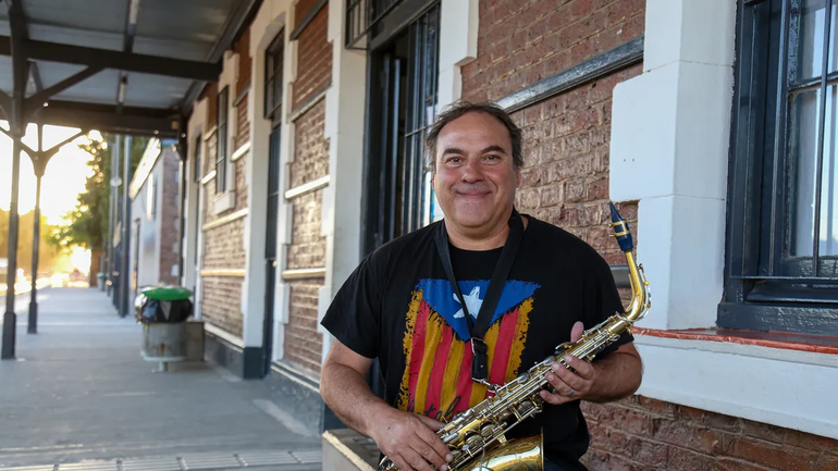 Agustí, el catalán que reparte su pasión por los Redondos y la banda Sinfónica