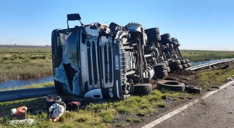 Cinco rionegrinos murieron en un terrible choque contra un camión