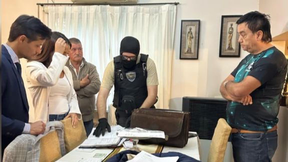 Uno de los allanamientos de la policía de Chubut por el caso del médico policial que entregaba certificados de aptitud psicológica para la licencia de conducir profesional.&nbsp;