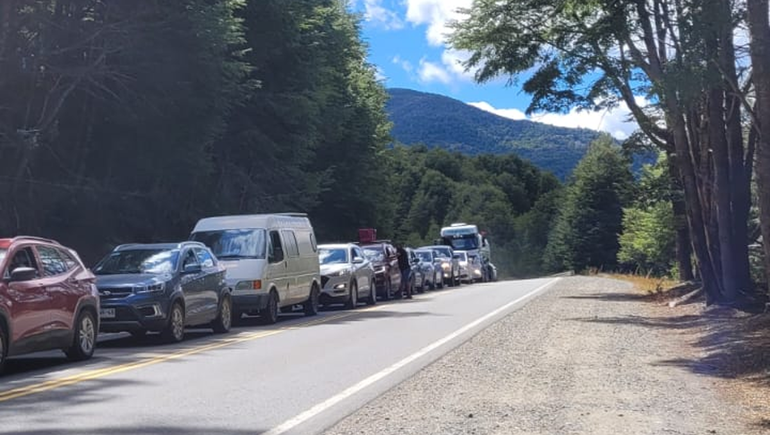 Largas filas y demora de cinco horas en los pasos fronterizos con Chile
