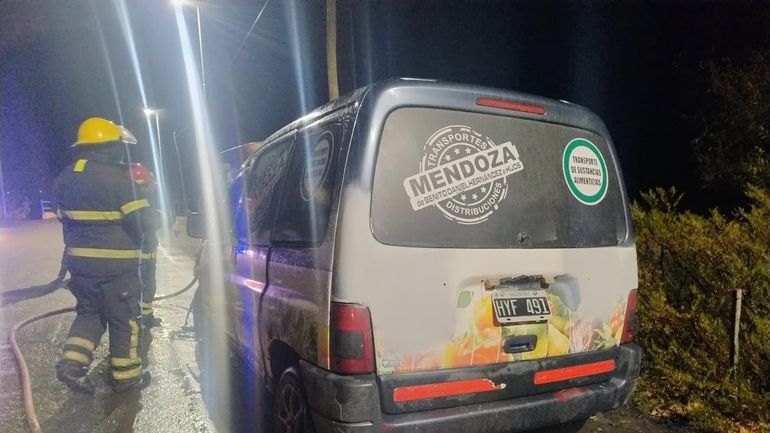 Tristeza: trabaja en el reparto de verduras y se le prendió fuego la camioneta