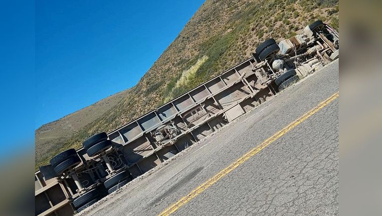 Volcó un camión con animales en la Ruta 40: piden circular con precaución