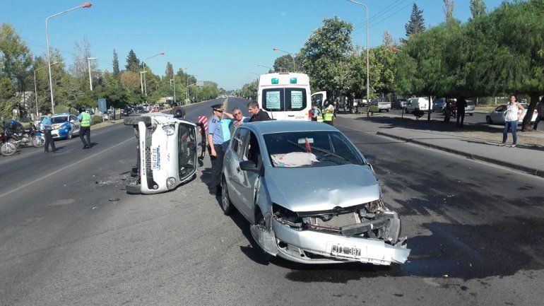 Dos mujeres heridas tras un espectacular choque y vuelco sobre la Ruta 22