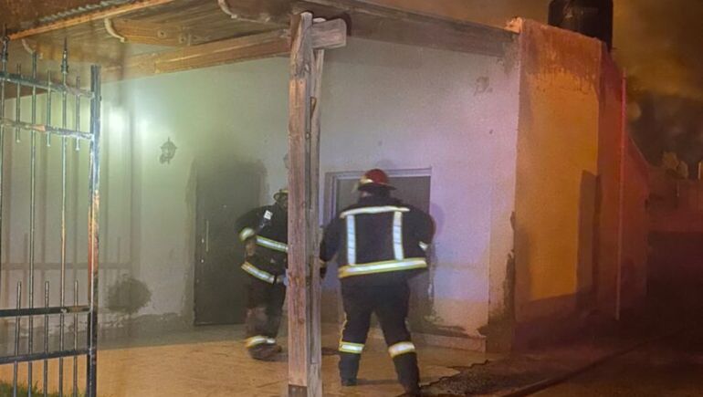 No hubo que lamentar personas heridas en el incendio. (Foto: Gentileza Centenario Digital) No hubo que lamentar personas heridas en el incendio. (Foto: Gentileza Centenario Digital)