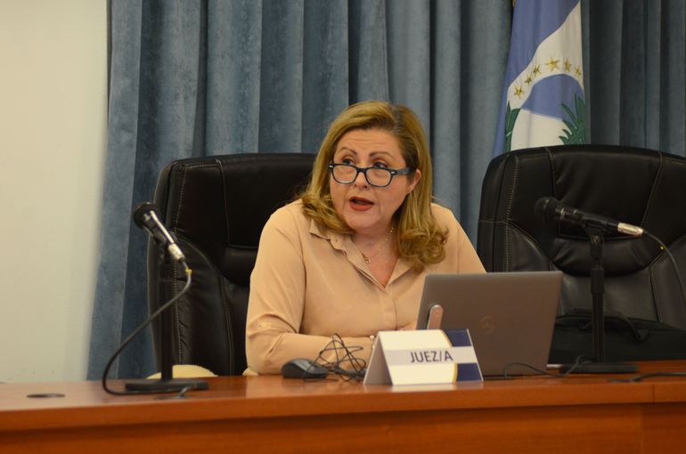 La jueza Carina Álvarez dijo que la prisión domiciliaria a una intendente electo y en funciones por una formulación de cargos es desproporcionado y atenta contra la institucionalidad. La jueza Carina Álvarez dijo que la prisión domiciliaria a una intendente electo y en funciones por una formulación de cargos es desproporcionado y atenta contra la institucionalidad.