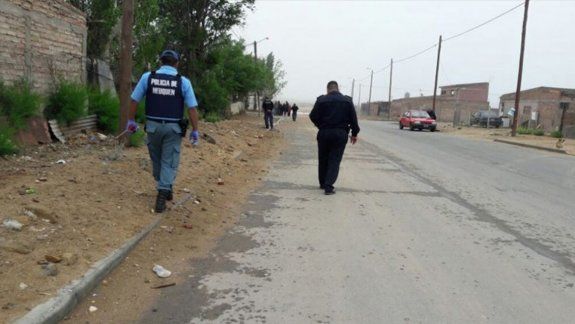 La Policía en el lugar del hecho, en calle Zapala del Peñi Trapún.