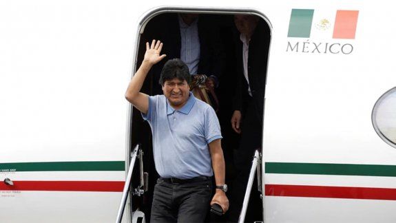 Evo llegó al país: lo reciben como refugiado político