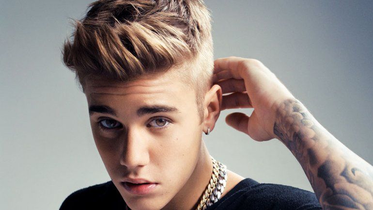 Justin Bieber fue citado a declarar por la agresión a un fotógrafo en el país.