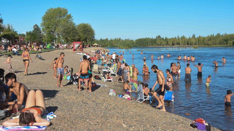 Ayer la costa del río estuvo visitada por muchos bañistas.