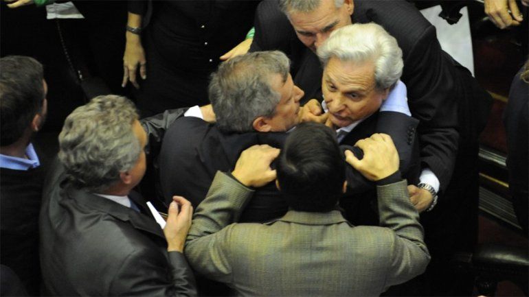 Papelón en el Congreso: dos diputados casi terminan a las piñas