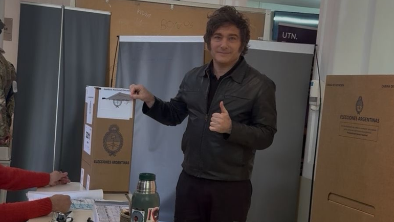 Sin declaraciones a la prensa, Javier Milei emitió su voto en estas elecciones legislativas.