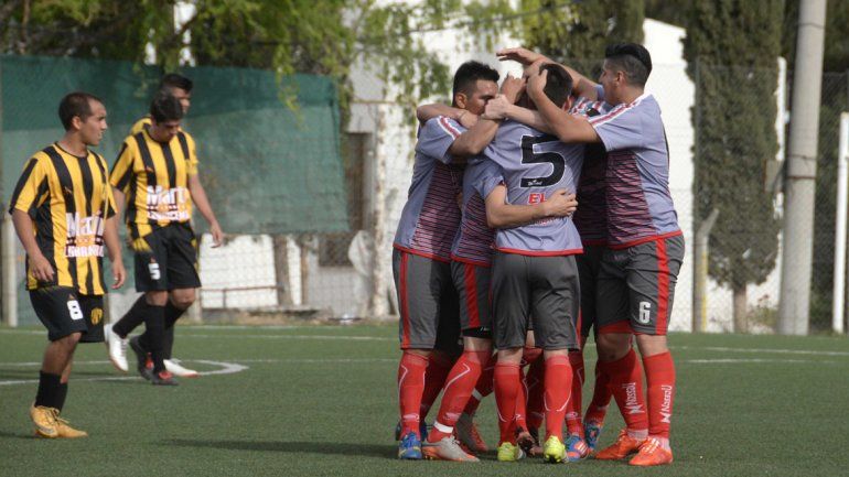 Sapere se hizo un festín en casa ante el Decano y lo goleó 5 a 2.