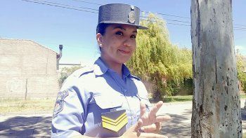 maria, la mujer policia que ayuda a la gente con la lengua de senas