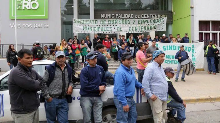 El SOEMC ex el sindicato mayor en Centenario. Pero en los últimos años hizo pie ATE y el STMU. El reclamo de las horas extras molestó a ATE que se desprendió del manejo de los exfuncionarios. Imagen de archivo El SOEMC ex el sindicato mayor en Centenario. Pero en los últimos años hizo pie ATE y el STMU. El reclamo de las horas extras molestó a ATE que se desprendió del manejo de los exfuncionarios. Imagen de archivo