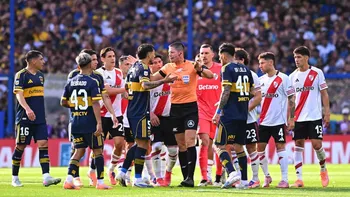 Boca y River se enfrentan en el Más Monumental. Boca y River se enfrentan en el Más Monumental.