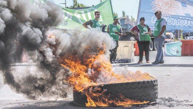 ATE Río Negro comenzó el corte en los puentes carreteros
