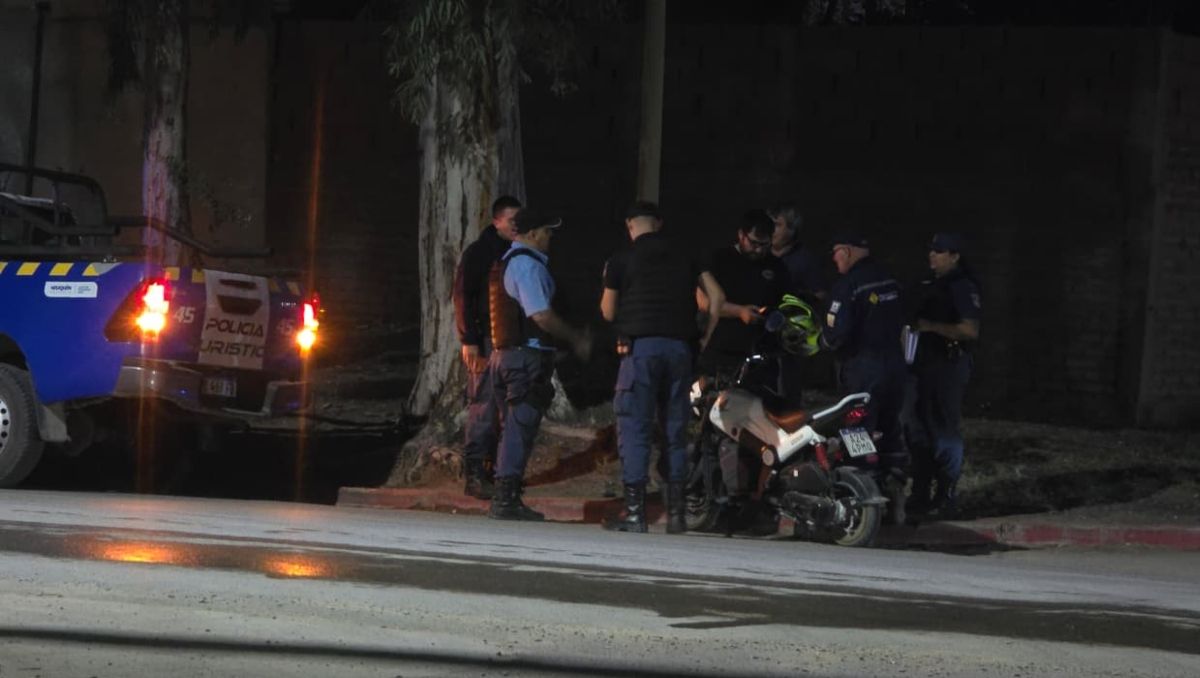 Fuerte choque entre un conductor y un motociclista: uno de ellos fue trasladado