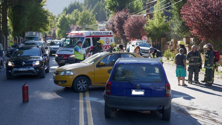 Un taxista neuquino giró en U y provocó un accidente en San Martín