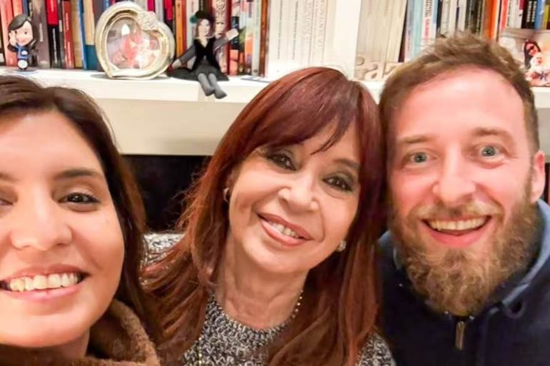 Cristina Kirchner cumple prisión domiciliaria y, en su departamento de Constitución recibe a diferentes figuras sociales. Aquí con Daniela Vilar, ministra de Ambiente bonaerense; y Federico Otermin, intendente de Lomas de Zamora.