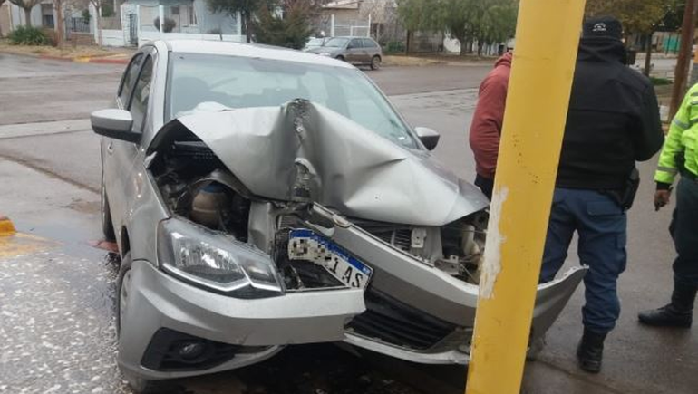 Una mujer herida tras chocar contra un poste