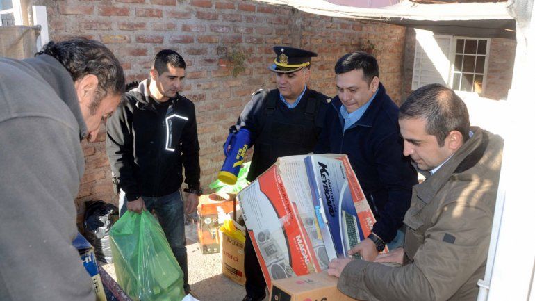 La propietaria no podía ocupar su casa. La Policía estuvo ayer en el operativo.