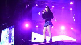 Cazzu confirmada para la Fiesta de la Manzana 2026: qué día es el show de una de las artistas más convocantes | LM Neuquen Cazzu confirmada para la Fiesta de la Manzana 2026: qué día es el show de una de las artistas más convocantes