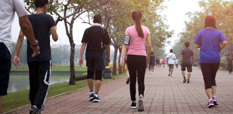 Caminar a buen ritmo fortalece las piernas