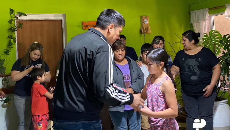 El intendente de Bajada del Agrio entró kits escolares a alumnos de la localidad.