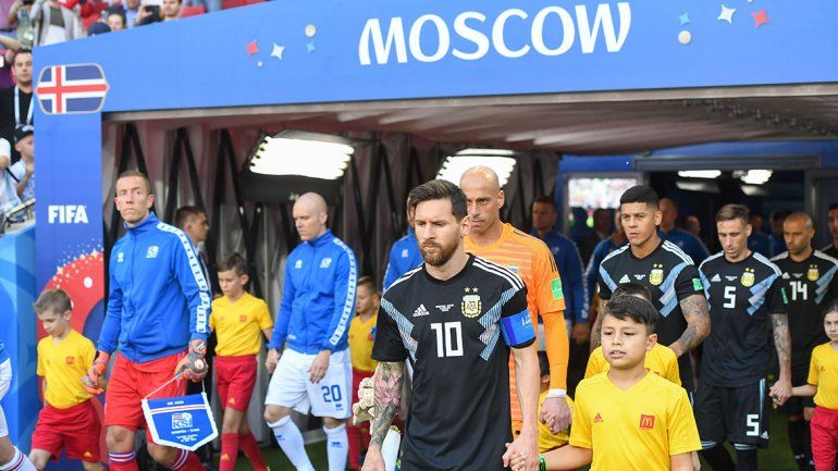 El emotivo momento del himno y la ovación a Maradona