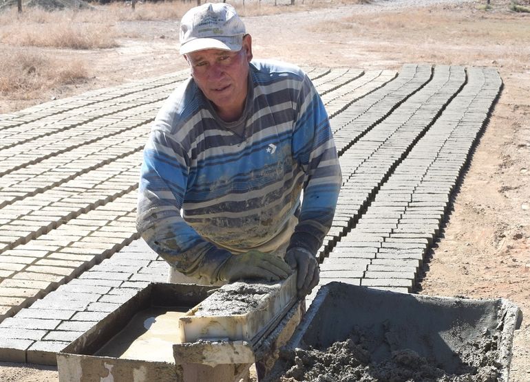 Supo forjar sus primeros años de trabajo junto al mítico Don Carlos Viviani, un emblema de la industria en el lugar. “El trabajo de ladrillero es mi orgullo y dignidad”, afirmó.
