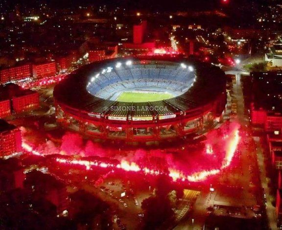 Los hinchas del Napoli ofrendaron un emotivo adiós a Diego Maradona en la noche del jueves.