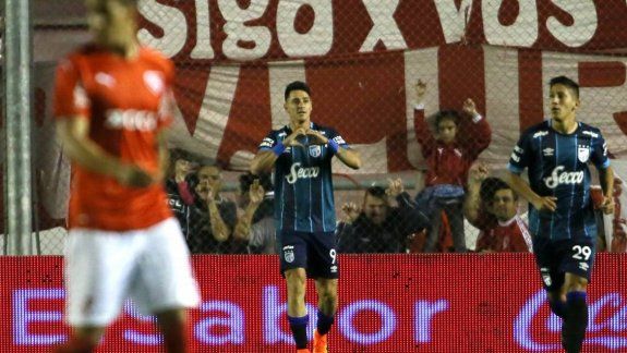 Festeja Atlético, que además va a la Copa, lo sufre el Rojo. Viatri la metió para el Pincha, más líder que nunca.
