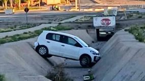 Un automóvil Volkswagen Up cayó a un canal en el barrio Z1 de Neuquén. | LM Neuquen Un automóvil Volkswagen Up cayó a un canal en el barrio Z1 de Neuquén.