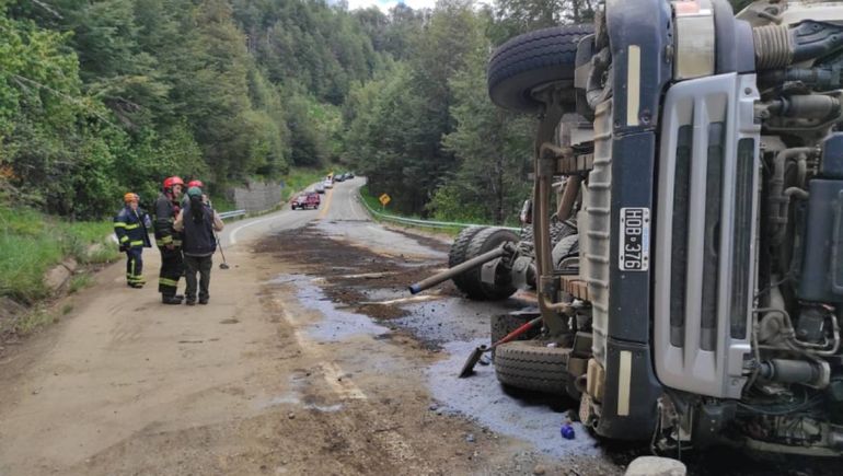 Volcó un camión en una curva de Siete Lagos: quedó destruido y el chofer está internado