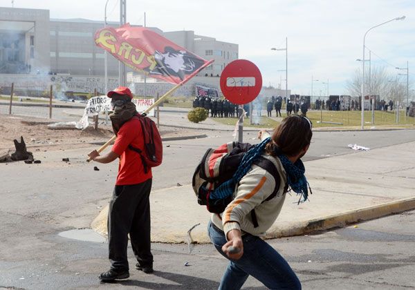 Más de ocho horas de disturbios entre la Policía y manifestantes