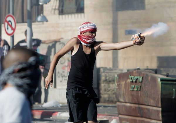 Manifestatantes palestinos atacaron a hombre judío Manifestatantes palestinos atacaron a hombre judío