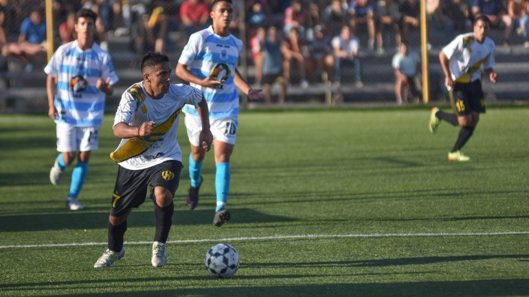 El delantero fue uno de los más peligrosos en el ataque del Decano.