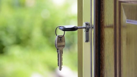 Le tiene que devolver la casa a su ex y pagarle una compensación millonaria