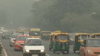 Según las autoridades, en la capital de India hay más de cinco millones de autos y motos que se verán afectados por la resolución. Según las autoridades, en la capital de India hay más de cinco millones de autos y motos que se verán afectados por la resolución.