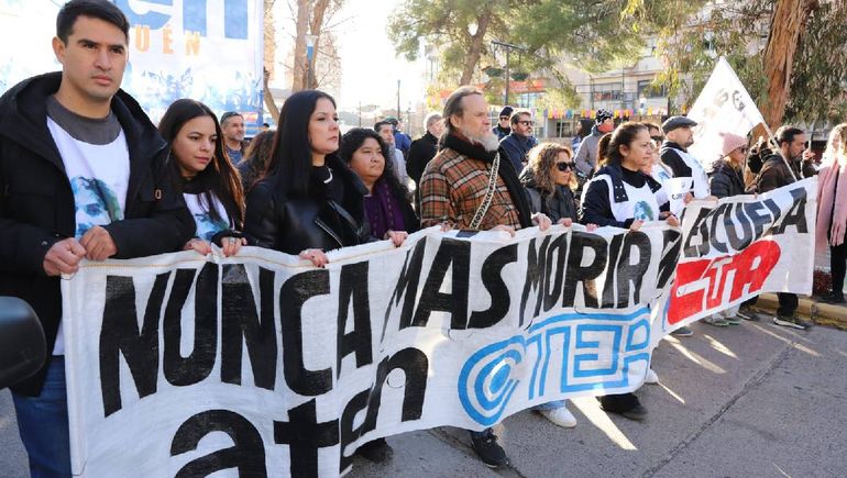 Dirigentes de ATEN y familiares durante la movilizción en en centro de la ciudad de Neuquén. Dirigentes de ATEN y familiares durante la movilizción en en centro de la ciudad de Neuquén.