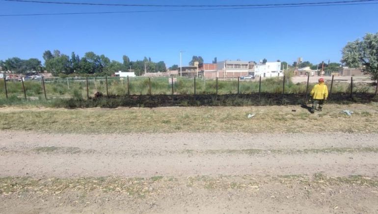 Centenario: un nuevo incendio provocado por trapitos en la Ruta 7 casi deja sin luz a la ciudad