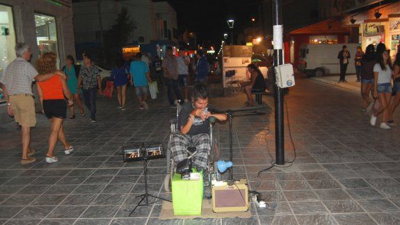 Ariel Salvatierra, el músico callejero minusválido, volvió a tocar gracias a la solidaridad de la gente.