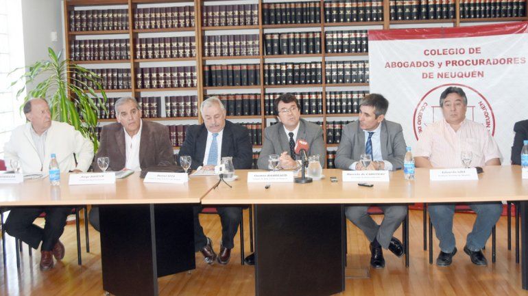 Los abogados y los sindicalistas salieron al cruce. Dicen que la ley se discute por lo bajo en la Legislatura.
