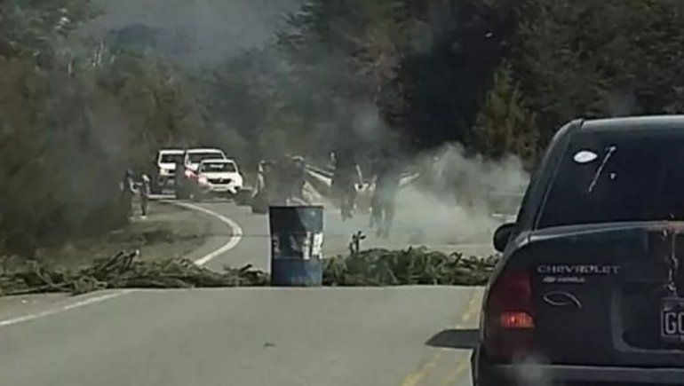 Villa Mascardi: encapuchados atacaron una camioneta y un patrullero